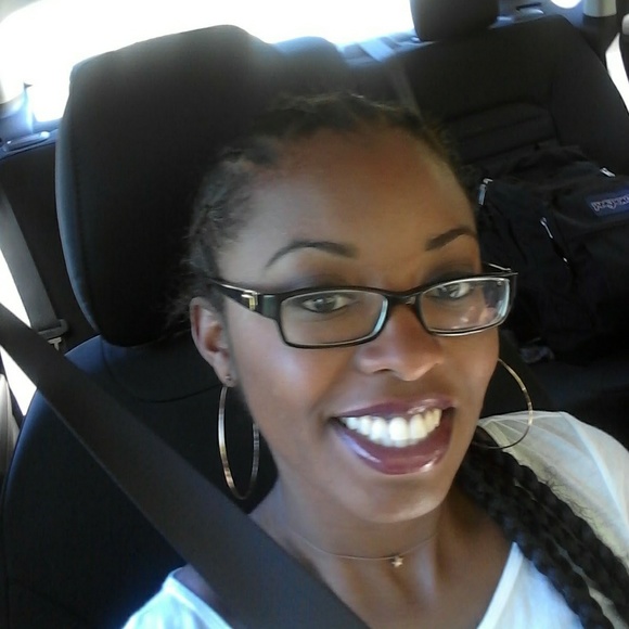 Meet your Posher, Danielle - Picture 1 of 2